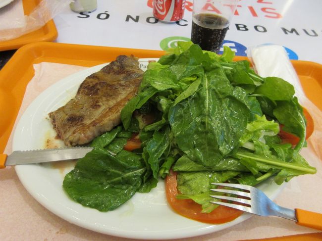 遅めの食事だったのでご飯は抜きにして<br />　サラダとピッカーニャだけにした<br /><br />お肉が小さく見えるけど、３００グラムは楽勝に有った<br />　サラダは日本のシーザーサラダよりボリュームが有ったな～<br />　　ドレッシングが最高に旨くて、ブラジルのレモンの旨さだね<br /><br /><br />