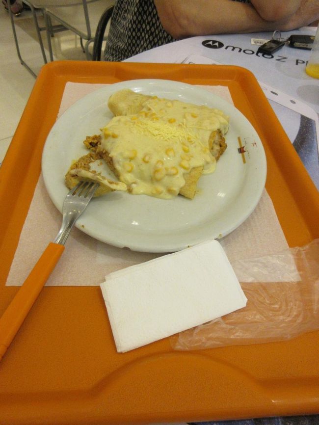 嫁さんはパンケッカを注文<br />　こちらも小さく見えるけど、手の平サイズ<br />　　２つも食べられないと言うので、１つ協力<br />　　　カルニ・モイーダ＝牛ミンチ肉とチーズのバランスが美味しかった<br /><br />フードコートと馬鹿にしていたけど<br />　日本のレストラン以上にシッカリしたものを出すのである<br />　　食の激戦区のブラジルだからこそ、と思った<br /><br /><br />