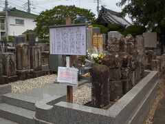 どこのお墓が土方さんのお墓なのか、
迷うかと思いきや、案内板が立っています。

回りのお墓と比べても明らかに目立ってました。