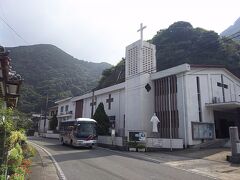 浜串終点から歩いて浜串教会まで戻り、中通島東部の有川港へ向かうバスを撮影。