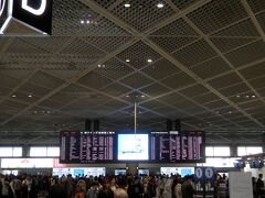 1時間ちょっとで成田空港へ到着出来ましたが思っていたより空港は人でいっぱいでした。
最近海外旅行に行く人が少ないとか言うのは間違いですね。
今年の出国者数は増えています。
ただしアジアばかりでヨーロッパが減っているのだとか。