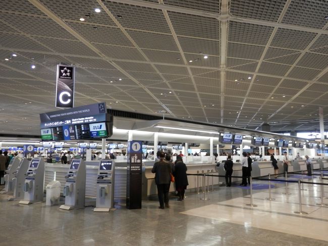 ＡＮＡのビジネスクラス用のチェックインカウンターは空いてました。