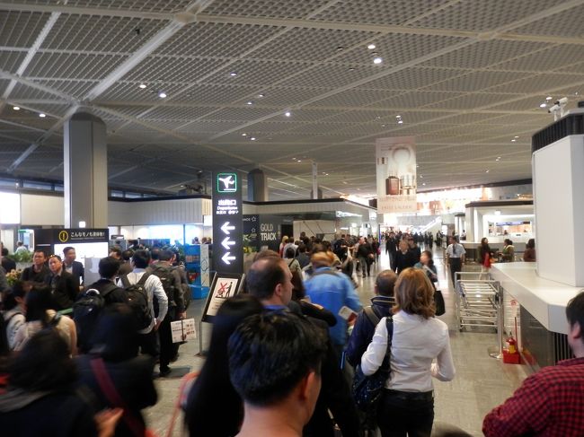 ゴールドトラック（優先保安検査場）に並んでいる人も多く、ほとんど普通の列と同じ長さ！<br />ほとんど年末かＧＷなみの行列でした。