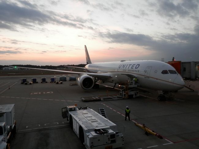 こちらも乗る訳でも無いのですがＵＡの７８７－９です。<br />古い７４７－４００と最新鋭７８７－９が並んでました。