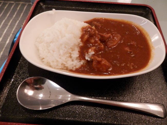 カレーを食べてたら成田と羽田のＡＮＡラウンジの差に気づきました！<br />成田ではお蕎麦カウンターでカレーも作ってもらいますが、羽田では自分で勝手にご飯をよそってカレーをかけるので大盛でも、特盛でも作りたい放題なのです。<br />