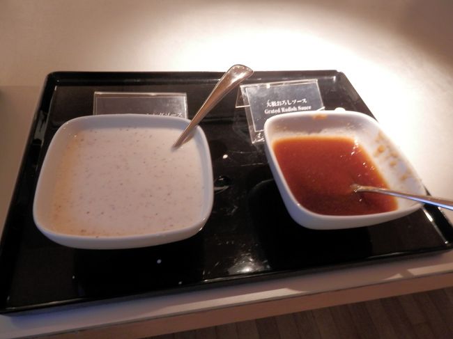 この少ない量にソースが２種もあり凄いなあ～と思ったら奥に業務用のペットボトルが見えました。