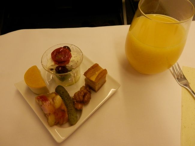 アミューズです。<br />フォアグラムースとマンゴージュレ、　<br />ハムとトマトのアスピックとコルニッション、<br />合鴨と林檎のタルトタタン風、　<br />くるみの飴、<br />2種のオリーブとチーズ ハーブオイル、<br /><br />オリーブやチーズも良く食べている物と違ってちょと美味しいですね。