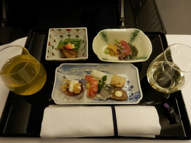 前菜は秋田の名産シリーズです。<br /><br />秋田県にかほ市産いちじくぶどう煮 レモン風味白掛け<br />いぶり大根スモークチーズ　はたはた切りずし　いぶりたけのこ<br />小 鉢<br />はたはた唐揚げ<br />お造り<br />鮪スモーク　ぎばさ　とろろ芋　蒸し雲丹　