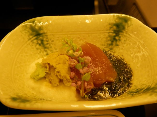 え～今日の機内食すごく美味しいです！<br />もう機内食とは思えません。<br />マグロを秋田名産のキバサと山芋のヌルヌルと和えた物ですが<br />これ最高でした。