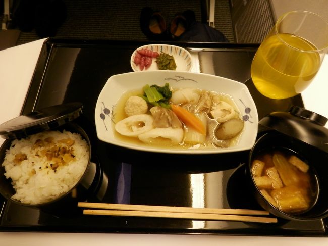 メインはきりたんぽ鍋です。<br />お味は良いのですが比内地鶏はちょっと煮過ぎで硬めでした。<br />味噌汁、香の物、ご飯は秋田こまちでし燻りガッコで美味しく頂きました。