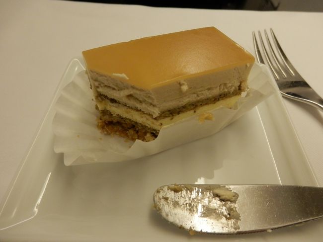 デザートのケーキは一口食べちゃいました。