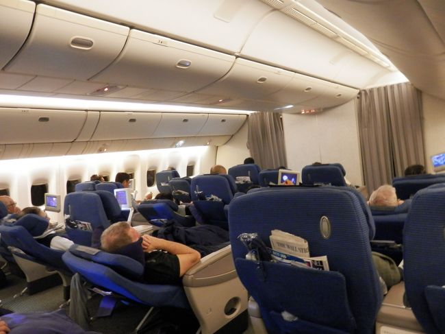 リクライニングも思っていたより斜めになります。<br />クッションも厚いし、結構いい感じです。