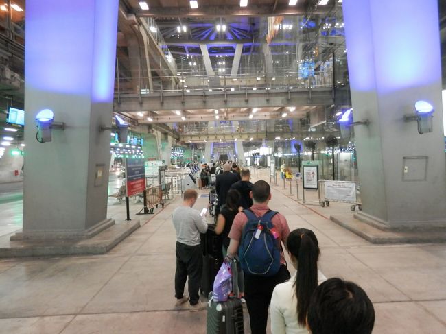 ２４時少し前に到着と、<br />電車が２４時が終電なのでタクシーは大行列でした。<br />