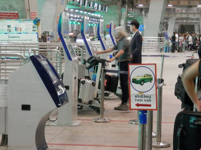 とは言えタクシーはどんどん来るので待ったのは１０分ほどでした。