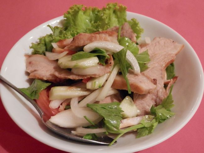 好物のコムヤーン（トントロ）です。<br />お店によってお肉だけのお店と、写真の様に野菜と和えてしまうお店があります。<br />個人的にはお肉だけの方が好き。<br />