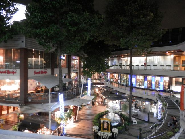 駅近くにあるお洒落なモールです。<br />最近のバンコクはこんなモールが街のあちこちにありますね。