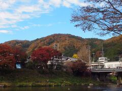 「香嵐渓」といえば川沿いに植えられたモミジのイメージですね。
もう見頃のピークは過ぎてますねー（笑）