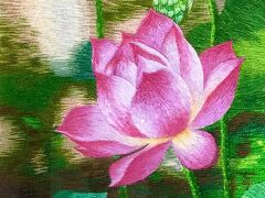 ベトナム刺繍で有名な「クオックスー」。買う気満々で来ました！とても繊細な蓮です。8,000円位。