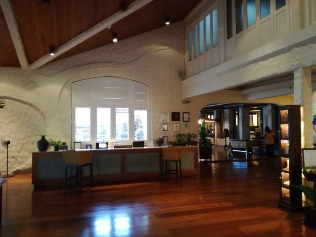 正面がフロントデスク。<br />右手奥はレストランへ続きます。<br />後で紹介します。