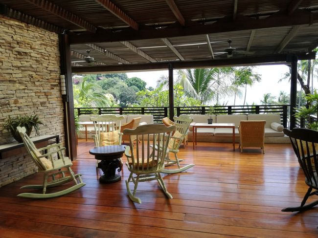 チェックインしたソファスペースの左奥にはテラスがあります。<br />ロッキングチェアもあります。<br />のんびりとしたいですが、オープンエアなので晴れた日はとても暑いです。