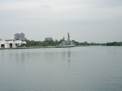 港をグルッと回って安平地区に戻ります。

遠くに軍艦らしき船が見える。
