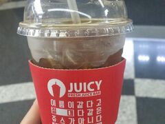 うろうろして喉がかわいたのでGOTOモールのJUICYでコーヒー（笑

フルーツジュースも1,500Wと安いですが
コーヒーも1,000Wと安かったです。