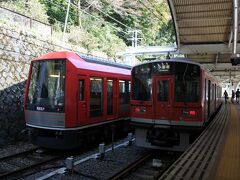 １５分ほどで箱根湯本駅到着。右が小田急からの車両、左が強羅までの車両。強羅までの車両はもっと古臭いイメージだったけど。ずいぶん新しい車両。
