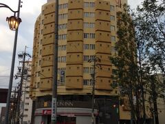 ハイ、頼まれ物も無事ゲット出来たのでホテルに荷物を置きに向かいましょう。
今回のお宿は「チサンイン名古屋」太閤口からは徒歩5.6分くらいなので立地は最強。
円形のビルなので目立つね。