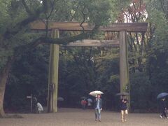 さて、まずはお昼食べに行こうー。
名鉄の自販機でドニチエコきっぷ（￥600）を購入し名古屋→伝馬町へ。
熱田神宮横の「あつた蓬莱軒 神宮店」へ行くのだっ(*ﾟ∀ﾟ)=3
店に着いたのは11：40くらいでしたが、開店10分にして既に1時間30分待ち。

うむ、想定内。

受付で名前を伝えると13：10に戻ってくるよう言われたので、のんびり熱田神宮を参拝しましょう。
