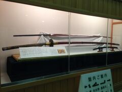 まだ50分程時間があるから、宝物館も見て行こう。
正面玄関に展示されているでっかい刀（説明が雑ですまぬ）こちらまでは無料でみられます。

奥の展示室は有料ですが、エコきっぷの割引きで￥300→￥250に。
思いのほかたくさんの刀剣が展示されていてびっくり…(ﾟ∀ﾟ；)
所蔵品がめちゃくちゃ多いので、毎月展示品を変えているみたいです。
刀には詳しくないのですが、じっくり見ると刀ってとっても美しいですねー！

思いのほかじっくり見ていたおかげで、気付けば丁度良い時間。急いで蓬莱軒へ戻ります。
待合室で5分程待機し、すぐにテーブル席へ。
オーダーはもちろん￥3600のひつまぶしなり!!!!