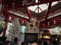 雨が酷くなってきたので、どこか屋根のある所に移動しようか。
どうやら大須にでっかいアーケード街があるみたいなので、雨を避けるには丁度良いんじゃないかしら？と再び地下鉄で移動。
予想通り、ほぼ駅前に巨大なアーケード街ｱｯﾀーーーー！