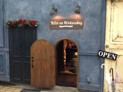 お参り後、ふらふら歩いていたら大須商店街に、気になるお店発見。
何ココ？小さい入り口…と思っていたら「水曜日のアリス」という雑貨屋さんでした。
アリスモチーフのプチプラ雑貨がいっぱいの可愛いお店♪
年甲斐も無くめっちゃ可愛いらしい兎の指輪買っちゃた…。