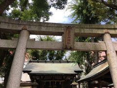 恵比寿の商店街の中にある不思議な宝田恵比寿の神社でお参り