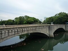 この橋は浜離宮恩賜庭園にかかる大手門橋です。