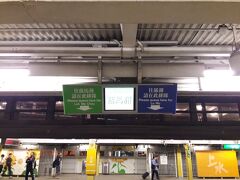 さて、改めて、電車に乗ります。
この先線路が分かれますが、いずれも国境施設に直結した駅なので、このホームにいる人のほとんどはこれから「国境を超える」人たち。