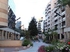 ホテルから駅方向に向かって。
この道を2分ぐらい歩いたら駅です。
今日はベルギーのブルージュへ、デイトリップします。