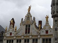 市庁舎の隣は、金色で豪華な装飾の　「 公文書館 」 