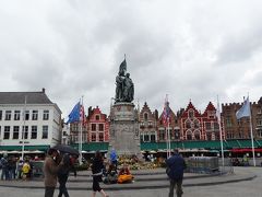 マルクト広場の銅像　「 ヤン ブレイデルとピーター デ コーニンクの像 」