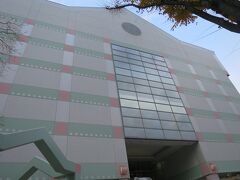 この建物は、秋田総合生活文化会館・美術館「アトリオン」です。
