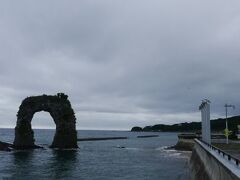 という思いは残念ながらかなわず。
雨の降りそうな空模様の中、ナベツル岩の前に。