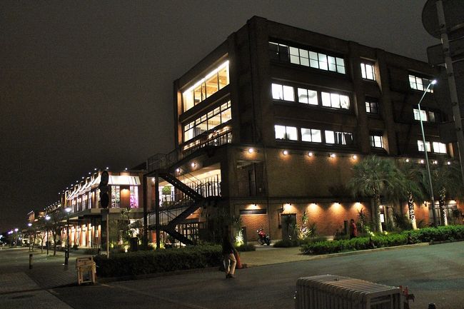 ホテルから海沿いを歩いて約10分。<br />見えてきた～～MARINE&amp;WALK YOKOHAMA。<br />海沿いの倉庫街に街並みを。。。そんなコンセプトの下、今年の春にオープンしたモール。<br />緑と海を感じることができるというオープンモールが楽しみだったんだぁ～