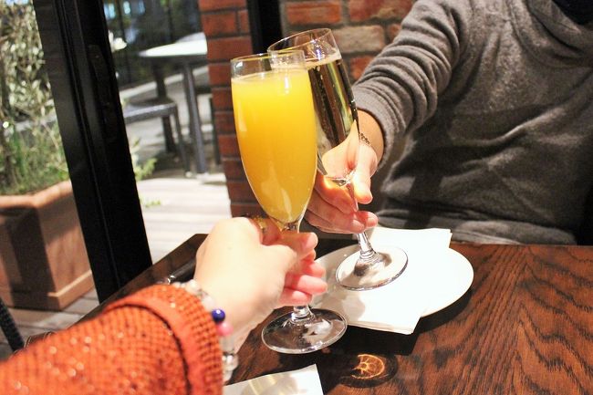 ◆モスカートダスティ（700円）<br />◆ミモザ（650円）<br /><br />旦那様の大好きな甘めの微発砲モスカートダスティ。関西のレストランであまり見かけないので嬉しくて♪<br />かなりお安めのミモザで乾杯。ミモザはお値段なり・・・だねっ（笑）