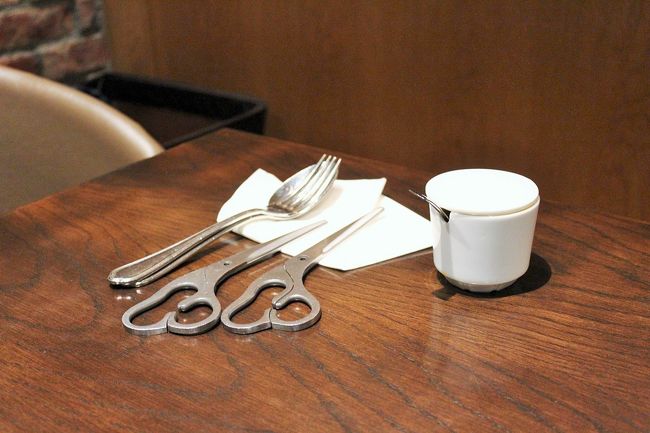 ところで、ピッツァをオーダーしたときに、テーブルに並んだセットもの。<br />えっ、はさみ？？<br />はい、はさみでピッツァを切るらしい。<br />初めての経験にドキドキ！