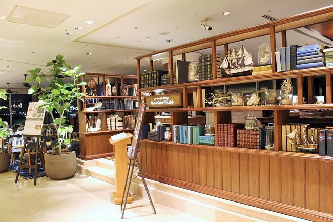 外から見ると、明るい雰囲気のカフェだけれど、中に座るとかなり落ち着いた大人ラウンジ。<br />このギャップが面白い・・・