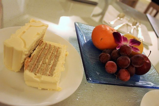 ウェルカムフルーツも贅沢にあしらってみました(笑)<br />う～～～、、、やっぱり最高♪ガトーエシレ。<br />バターがたくさん使われているのに、全くくどくない不思議。<br />本当に美味しいわ～☆彡<br />大阪にエシレができた時は、大喜びしたんだけれど、このガトーエシレは丸の内限定なんだよね～<br />残念ながら大阪では買えないの。<br />だから、これからも東京に行くたびに、毎回訪れるんだろうなぁ。