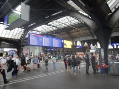 Zurich　Hbf には 15:53 着。
ちょっと時間があるので、新しくなった Zurich Hbf をウロウロ
相変わらず人が多いですね