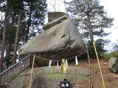 三の丸付近の傍に烏帽子岩があります。桜山神社の境内です。