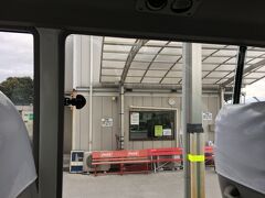 まずは車を駐車場まで。羽田空港国内線駐車場は予約はすぐいっぱいになってしまうおで民間の会社にお願いしました。場所は空港中央を通り越して、川崎市側ですが距離的には支障はありません。国内線第2ターミナルなら最初のストップです。とてもサービスが良いと思います。
後で分かったのですが、忙しいシーズンを除くと朝だったら直接国内線駐車場に車で行っても空いています。特に帰りに迎車を待つ時間が入らないので次からは国内線駐車場に持っていくことにします。