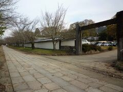 醍醐寺に到着。雨月茶屋前の駐車場がいっぱいだったので、
奥の方の駐車場に止めました。