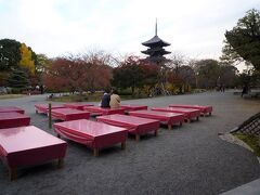 お次は東寺へ。ネットで調べるとまだ見頃になっている数少ないお寺の一つでした。
紅葉がかなり残っているようです。